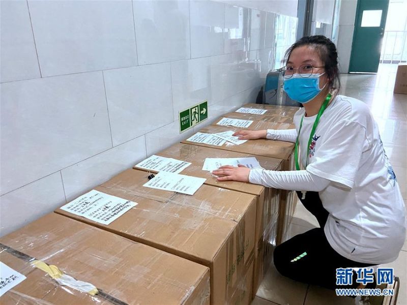 7月1日，在北理工学生宿舍楼内，一名辅导员在核对行李的相关信息。 6月29日起，北京理工大学教职员工开始为2020届6000多名需要打包的毕业生集中进行行李打包、邮寄和留置物品存放工作。经过提前与毕业生“一对一”沟通，老师们耐心细致地通过手机“直播”打包行李的全过程，与每一个同学认真核对其个人物品，细心收纳摆放、整理密封、搬运寄送，让不能返校的毕业生们安心、放心。 新华社记者 魏梦佳 摄