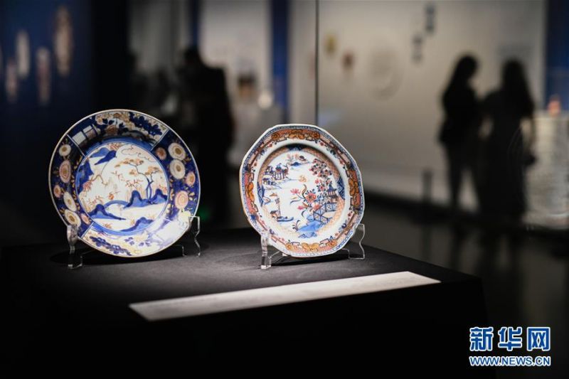 7月4日，参观者在成都博物馆观看“竞妍：清代中日伊万里瓷器特展”。 7月3日，“竞妍：清代中日伊万里瓷器特展”在成都博物馆开展，共展出168件/套东莞展览馆藏中日伊万里瓷器。 “伊万里瓷”指17世纪至18世纪日本受中国景德镇陶瓷风格影响所生产的瓷器，因其从日本伊万里港装船外销而得名。本次展览持续至2020年10月11日，免费对公众开放。 新华社记者 唐文豪 摄