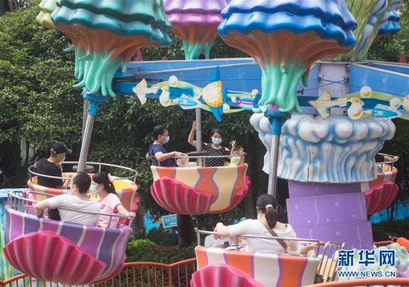 　　6月25日，家长陪伴孩子在武汉海昌极地海洋公园游玩。 当日是端午节，人们外出游玩，乐享假期。 新华社记者 肖艺九 摄