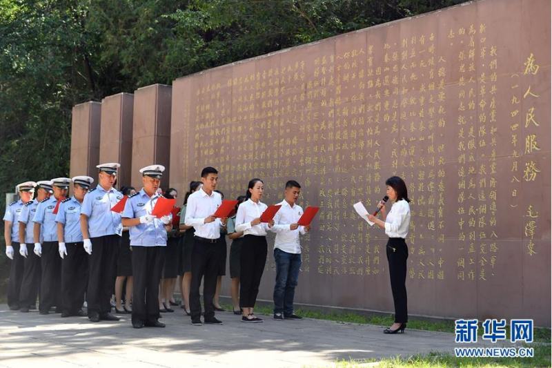 6月29日，在延安市张思德广场，党员干部在诵读《为人民服务》。 临近“七一”，革命圣地延安的党员干部纷纷来到红色景区，举行主题党课、现场教学、重温入党誓词等活动。 新华社记者 张博文 摄