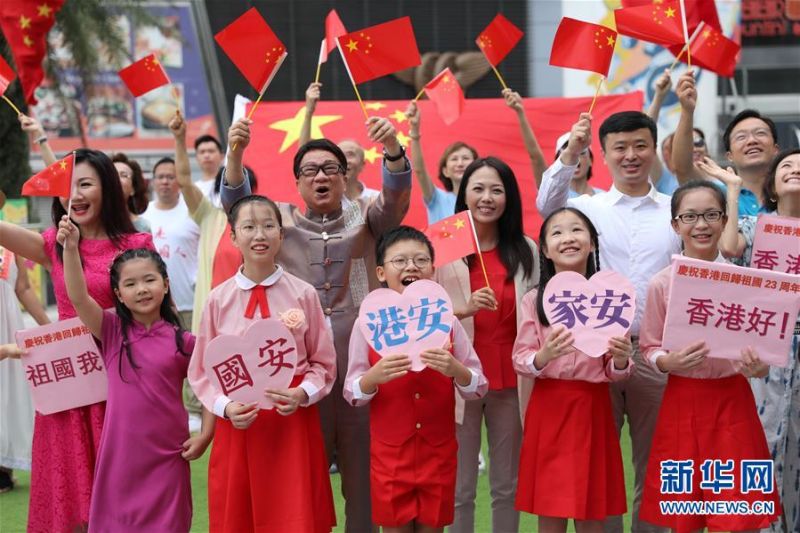 新7月1日，香港市民在太平山顶广场唱国歌。 新华社记者 吴晓初 摄