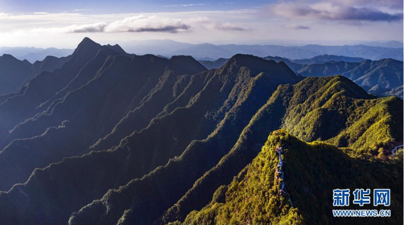 这是6月29日拍摄的全胜寨遗址中的平安寨（无人机照片）。　　在巴山深处的陕西省安康市岚皋县民主镇，有一个隐于群山、建于绝壁之上、保存完整的古山寨群落，遗存的多处石砌城墙和战壕错落有致，延绵数公里，为秦巴山区所罕见。据当地史志记载，此寨始于明末，为当地民众躲避战乱而建。因山寨抵御多次外来侵扰，屡获全胜，故名“全胜寨”。2018年全胜寨被列入陕西省级文物保护单位名录，目前当地政府正组织对其进行旅游开发，以拓宽群众增收渠道。　　新华社记者 陶明 摄