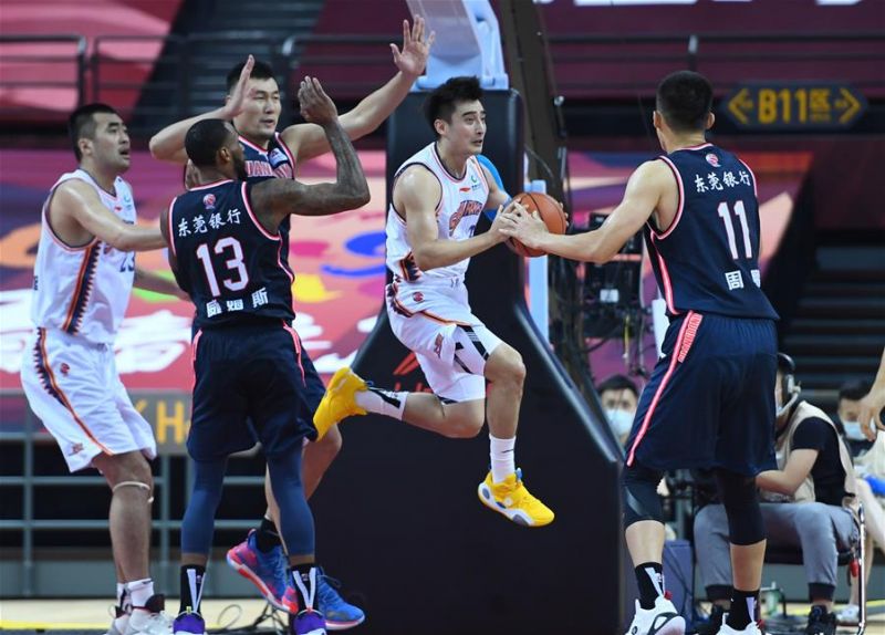 7月10日，上海久事队球员罗汉琛（右二）在比赛中突破分球。 当日，在山东青岛举行的2019-2020赛季中国男子篮球职业联赛（CBA）复赛第二阶段（红岛赛区）比赛中，广东东莞银行队以122比89战胜上海久事队。 新华社记者朱峥摄
