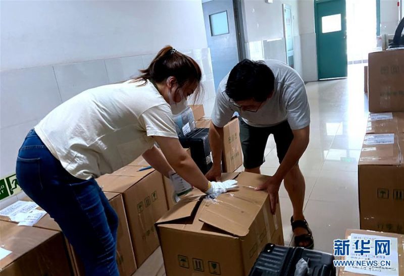 　7月1日，在北理工学生宿舍楼内，两位老师在为毕业生打包行李。 6月29日起，北京理工大学教职员工开始为2020届6000多名需要打包的毕业生集中进行行李打包、邮寄和留置物品存放工作。经过提前与毕业生“一对一”沟通，老师们耐心细致地通过手机“直播”打包行李的全过程，与每一个同学认真核对其个人物品，细心收纳摆放、整理密封、搬运寄送，让不能返校的毕业生们安心、放心。 新华社记者 魏梦佳 摄