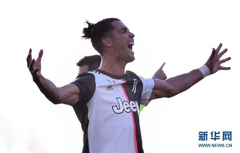 　　7月4日，尤文图斯队球员克·罗纳尔多在进球后庆祝。 当日，在2019-2020赛季意大利足球甲级联赛第30轮比赛中，尤文图斯队主场以4比1战胜都灵队。 新华社发（费德里科·塔尔迪托摄）