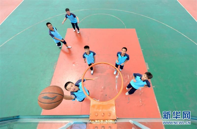 　　6月22日，河北省邯郸市邯山区第一中学的高三学生在操场上打篮球。 2020年高考临近，河北省邯郸市邯山区第一中学在积极做好高三学生复习备考的同时，开展多种形式的减压活动，帮助学生释放紧张情绪。 新华社记者 王晓 摄