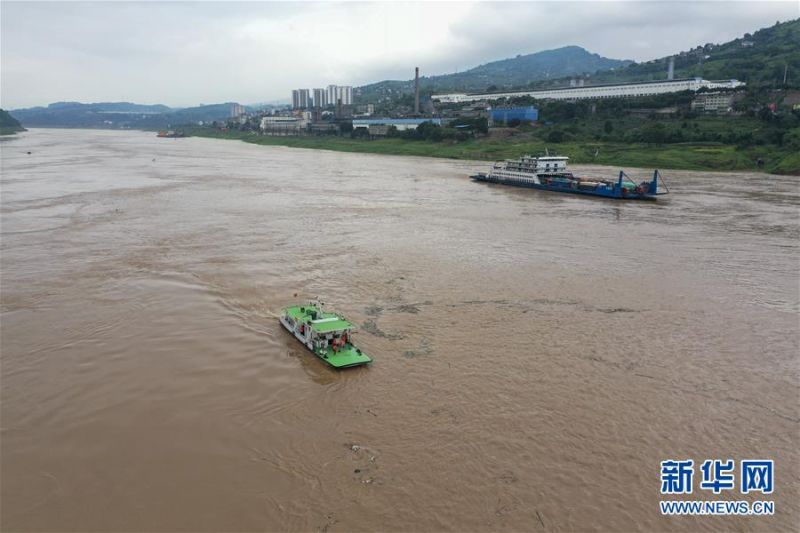 　　7月2日，长江清溪场水文站的水文作业船（左）在长江上进行水文测量作业（无人机照片）。新华社记者 刘潺 摄