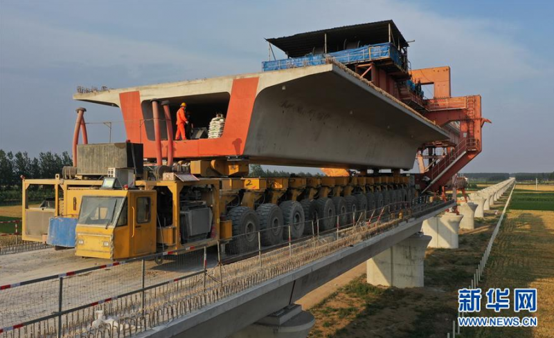 7月2日，工人在京唐城际铁路河北省唐山市丰润段建设工地施工（无人机照片）。 近日，京（北京）唐（唐山）城际铁路河北省唐山段工程建设按照节点要求稳步推进。据介绍，京唐城际铁路是京津冀地区轨道交通网络的重要组成部分，起点位于北京市通州区的城市副中心站，途经河北省廊坊市、天津市宝坻区，终点位于河北省唐山市唐山站，线路长约148.74千米。 新华社记者杨世尧摄