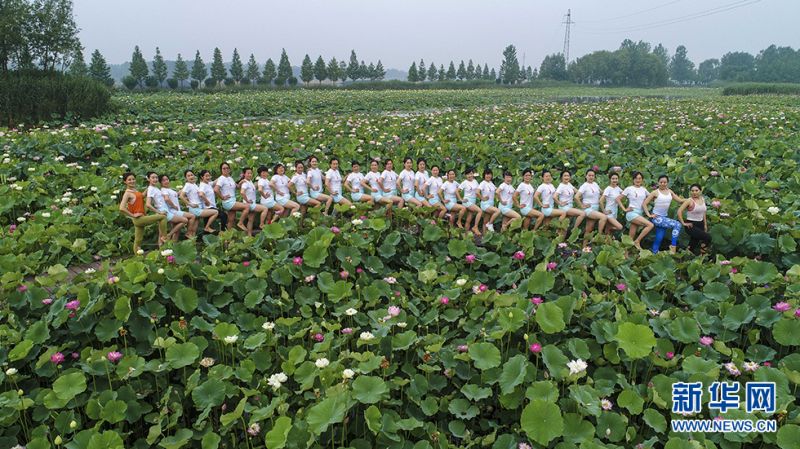 瑜伽爱好者们在运河湿地公园和双龙湖湿地内举行瑜珈展示活动。新华网发（高启民 孔闯 摄）