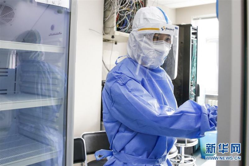 7月3日，中日友好医院检验科新冠核酸检测实验室的检验人员张鑫在实验室内查看样本。新华社记者 张玉薇 摄