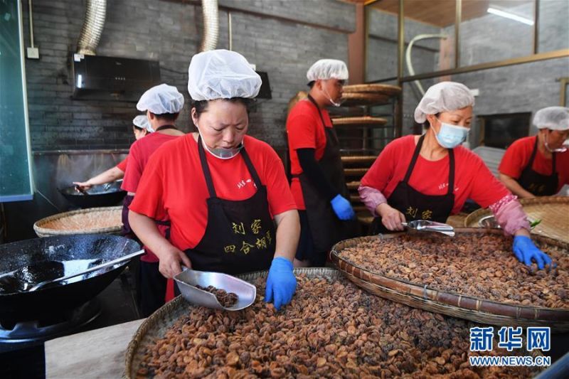 　　8月5日，工作人员在制作丰盛古镇特色美食——四合胡豆。 近年来，重庆市巴南区引入社会资本，按照“修旧如旧、适度开发”的原则对丰盛古镇进行保护性修缮和景区化打造，让古镇在保留原有历史人文风貌的同时，焕发新活力。 新华社记者 王全超 摄
