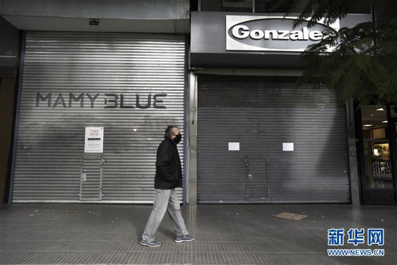 　　7月1日，一名戴口罩的男子走过阿根廷布宜诺斯艾利斯街头关闭的店铺。 7月1日，阿根廷政府开始重新实行强制性的社交隔离措施。由于近期新冠确诊病例增加明显，阿根廷不得不暂缓许多行业的复工计划。新一阶段隔离措施时间为7月1日至17日，但届时能否“解封”还要取决于隔离效果。 新华社发（马丁·萨巴拉摄）