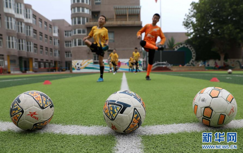 7月27日，在石家庄市柏林南路小学，学生们在进行热身训练。 新华社发（许建园 摄）