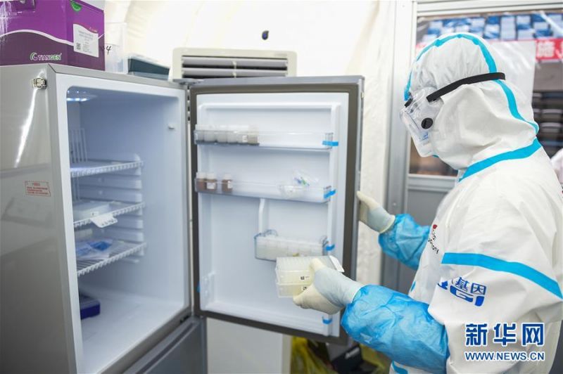 7月1日，在提取实验室内，实验人员拿出准备实验的样本板。 新华社记者 彭子洋 摄