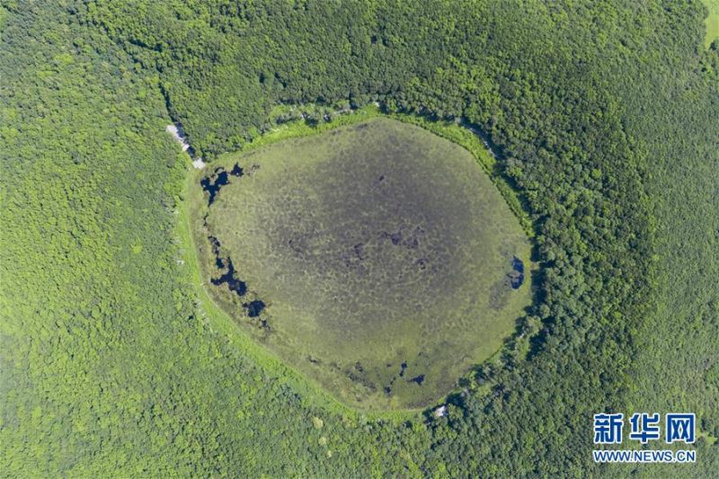 这是7月4日拍摄的南格拉球山天池（无人机照片）。 南格拉球山位于黑龙江五大连池世界地质公园内，火山口内径约500米。由于年代久远，火山口积水成湖，形成“天池”，仿佛火山之巅的一块碧玉。 新华社记者 谢剑飞 摄2
