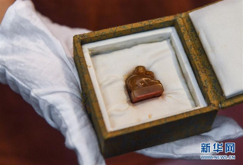 　　7月2日，在浙江省博物馆孤山馆区捐赠现场，工作人员在介绍“铭心绝品”田黄印。新华社记者 徐昱 摄