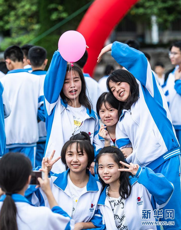 6月27日，同学们在操场上合影留念。 当日，贵阳市乌当中学高三学生毕业典礼暨成人仪式在该校校园广场举行。 新华社记者 陶亮 摄