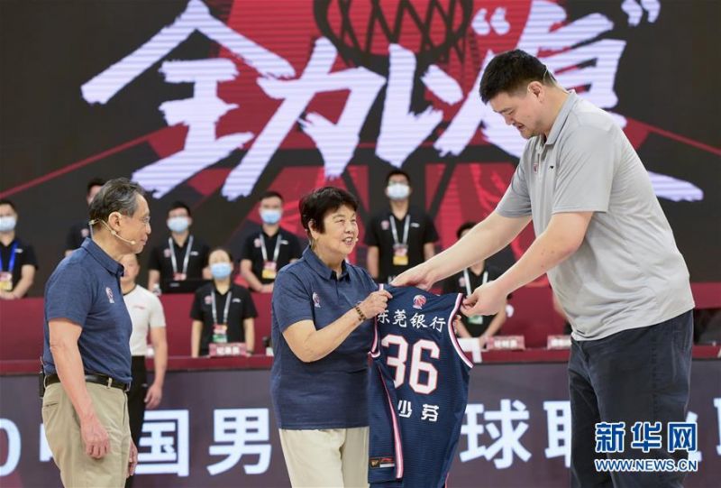 7月3日，姚明（右）向前中国女篮队员、钟南山院士的夫人李少芬女士（中）赠送球衣。 当日，在广东东莞举行的2019-2020赛季中国男子篮球职业联赛（CBA）复赛第一阶段比赛，苏州肯帝亚队对阵广东东莞银行队。在比赛前，中国篮协主席姚明向钟南山院士及其夫人李少芬女士赠送球衣。 新华社记者卢汉欣摄