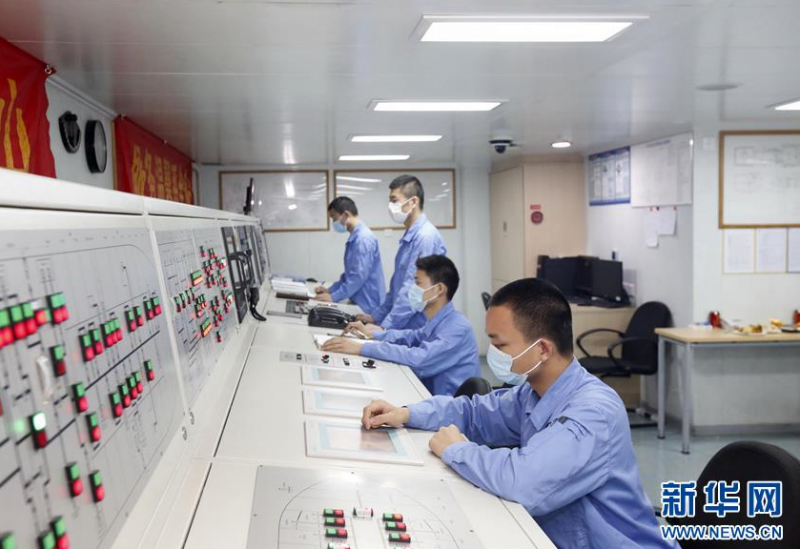 在执行北斗三号全球卫星导航系统最后一颗组网卫星发射任务中，远望6号船岗位人员严密监视设备状态（5月30日摄）。新华社发（赵欣玉 摄）