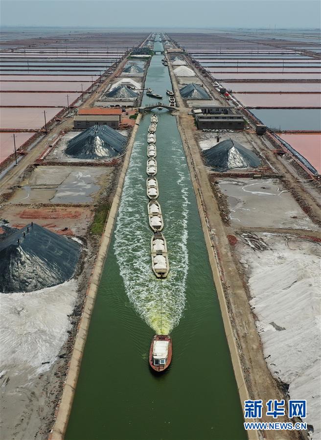 　　7月9日，唐山市曹妃甸区南堡盐场的运盐船只在运输河道内行驶（无人机照片）。 在我国长芦盐区海盐生产基地之一的河北省唐山市曹妃甸区南堡盐场，一年一度的春盐收获工作即将结束，今年南堡盐场的春盐产量预计可达72万吨。 新华社记者 杨世尧 摄