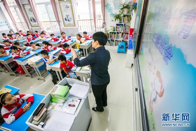 7月10日，一名教师在贵州省毕节市实验学校给学生们上暑期安全课。 近日，各地学校开展“暑假安全课”主题活动，加强学生们的安全意识。 新华社发（罗大富 摄）