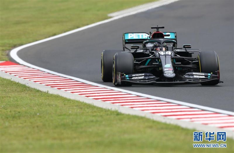 7月19日，梅赛德斯车队英国车手汉密尔顿驾驶赛车在比赛中。 当日，在匈牙利首都布达佩斯举行的2020赛季F1匈牙利站比赛中，梅赛德斯车队英国车手汉密尔顿以1小时36分12秒473的成绩获得冠军。 新华社/法新