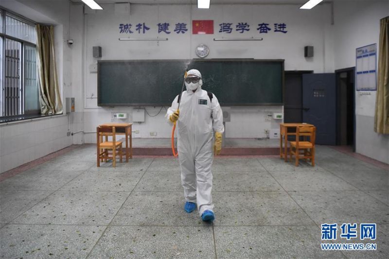 　　7月3日，开福区疾病预防控制中心工作人员在模拟为隔离备用考室消杀。 新华社记者 薛宇舸 摄