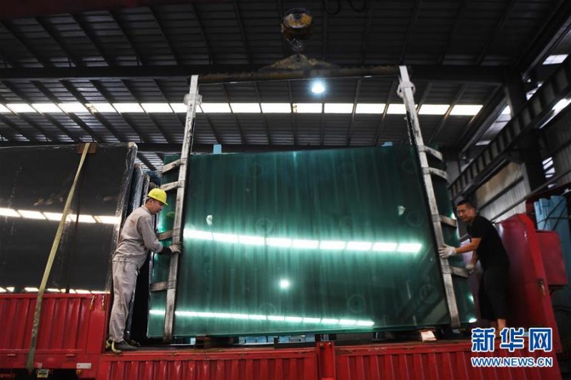 　　7月9日，重庆市渝琥玻璃有限公司工作人员在装运平板玻璃。 随着复工复产的加快推进，市场需求和产业订单不断增多，位于重庆市永川区的玻璃生产和加工企业产销两旺，一派繁忙景象。 新华社记者 王全超 摄