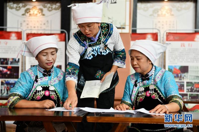 7月3日，在贵州省龙里县新时代文明实践中心，山歌志愿者罗丽萍（中）指导志愿者们学唱新时代文明山歌。