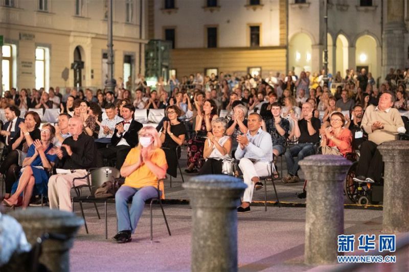 7月1日，观众在斯洛文尼亚首都卢布尔雅那观看艺术节开幕式演出。 当日，第68届卢布尔雅那艺术节拉开帷幕。 新华社记者 彭立军 摄