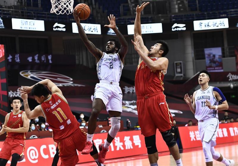 7月10日，苏州肯帝亚队球员布莱克尼（上左）在比赛中上篮。 当日，在山东青岛举行的2019-2020赛季中国男子篮球职业联赛（CBA）复赛第二阶段（崂山赛区）比赛中，八一南昌队以94比83战胜苏州肯帝亚队。 新华社记者郭绪雷摄