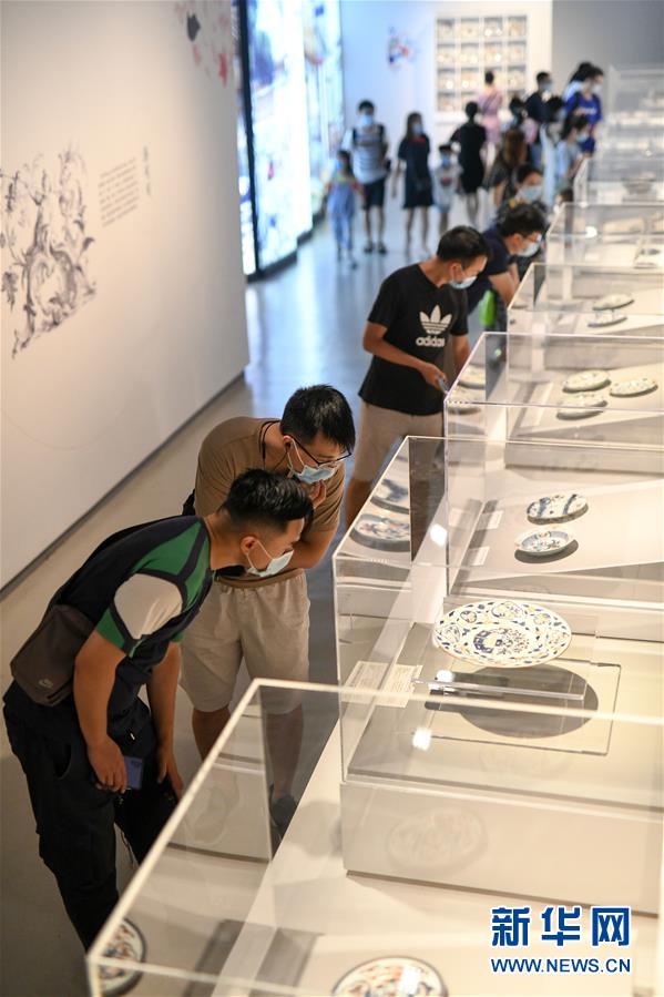 7月4日，参观者在成都博物馆观看“竞妍：清代中日伊万里瓷器特展”。 7月3日，“竞妍：清代中日伊万里瓷器特展”在成都博物馆开展，共展出168件/套东莞展览馆藏中日伊万里瓷器。 “伊万里瓷”指17世纪至18世纪日本受中国景德镇陶瓷风格影响所生产的瓷器，因其从日本伊万里港装船外销而得名。本次展览持续至2020年10月11日，免费对公众开放。 新华社记者 唐文豪 摄