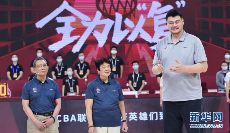 7月3日，姚明（右）、钟南山院士（左）和李少芬女士在比赛前交流互动。 当日，在广东东莞举行的2019-2020赛季中国男子篮球职业联赛（CBA）复赛第一阶段比赛，苏州肯帝亚队对阵广东东莞银行队。在比赛前，中国篮协主席姚明向钟南山院士及其夫人李少芬女士赠送球衣。 新华社记者卢汉欣摄