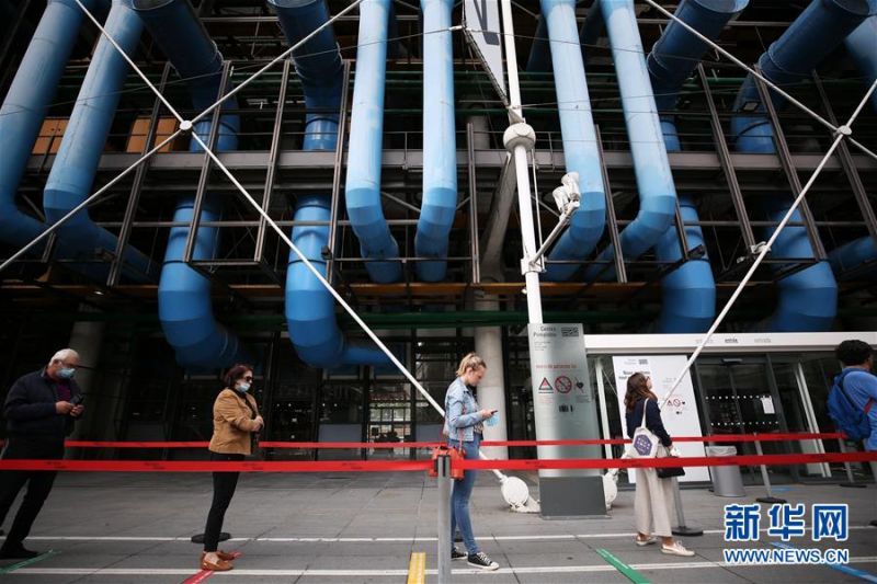 7月1日，参观者在法国巴黎蓬皮杜艺术中心外排队等待。 因新冠疫情关闭的法国巴黎蓬皮杜艺术中心于7月1日重新开门迎客。目前，中心只开放6层的临时展区和4、5层的现代艺术常设展区。参观者需提前网上预约参观时段，11岁以上参观者须佩戴口罩，参观过程中保持安全距离。 新华社记者 高静 摄