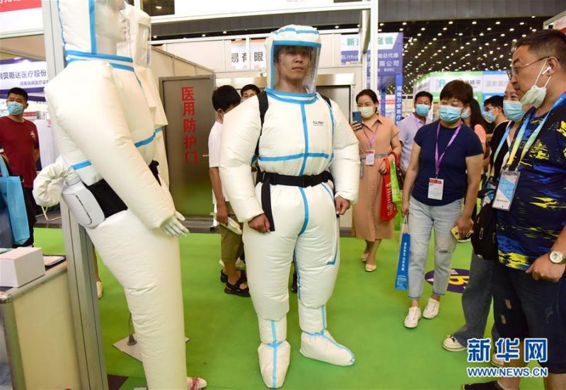 8月4日，参观者在中原医疗器械展览会上体验一款防护服。 8月3日至5日，中原医疗器械展览会在河南郑州举行，来自全国各地的1000余家医疗器械参展商到会参展。 新华社记者 朱祥 摄