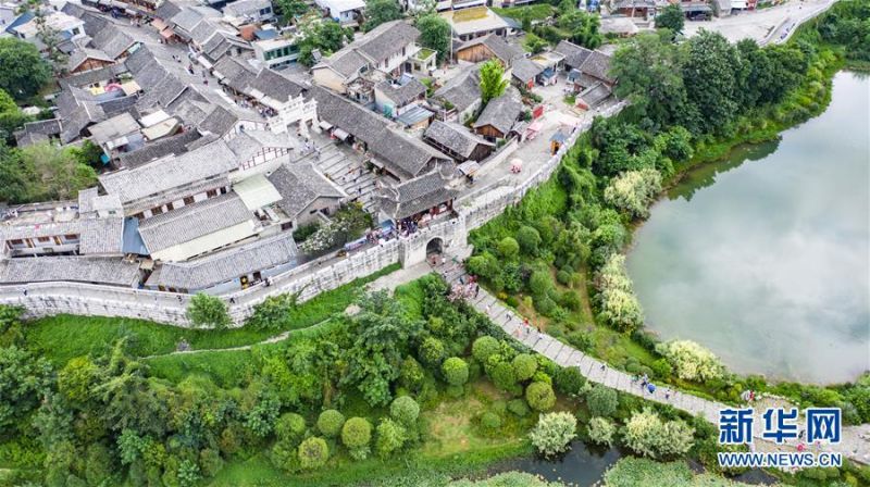 　6月22日拍摄的贵阳市青岩古镇景区风光（无人机照片）。 仲夏时节，贵州省贵阳市花溪区青岩古镇景区绿意盎然，优美的风景吸引众多游客前来观光游玩。 新华社记者 陶亮 摄