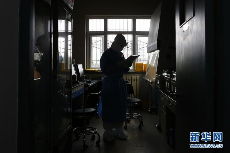 7月3日，中日友好医院检验科新冠核酸检测实验室的检验人员张鑫在实验室内查看样本登记信息。新华社记者 张玉薇 摄