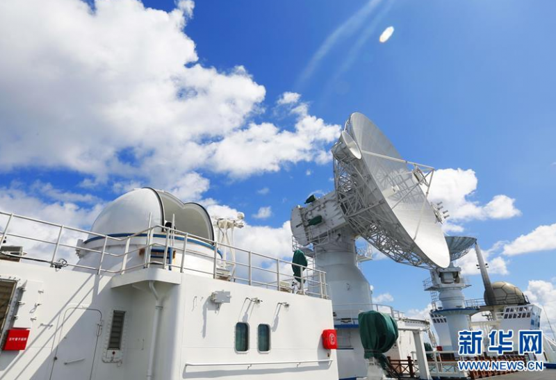 在执行北斗三号全球卫星导航系统最后一颗组网卫星发射海上测控任务现场，太平洋某预定海域就位的远望6号船雷达启动（6月10日摄）。 新华社发（倪栋梁 摄）