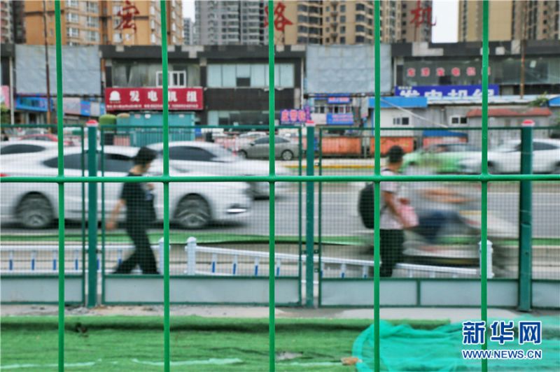 西安市朱宏路一处工地围栏。新华网 王智超 摄