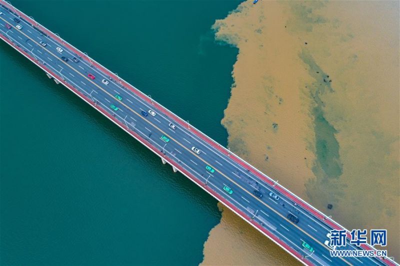 　6月28日无人机拍摄的汉江湖北襄阳城区段泾渭分明的景观。 当日，受强降雨影响，汉江湖北襄阳城区段出现半清半浊、“泾渭分明”的景观。 新华社发（杨东 摄）