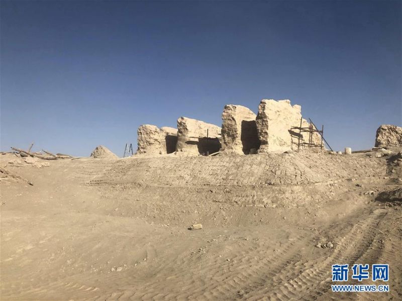 　这是抢险加固中的楼兰古城三间房遗址（7月27日摄，手机照片）。  新华社发（中铁西北科学研究院有限公司提供）
