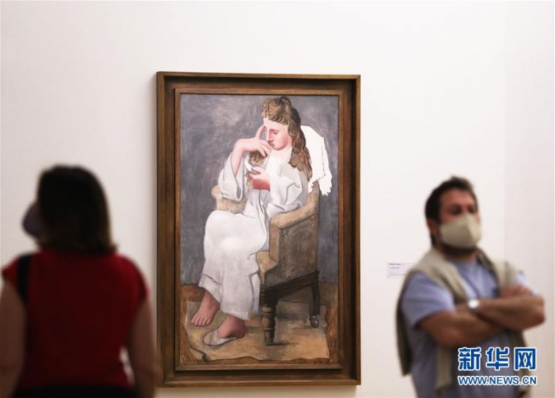 7月1日，人们在法国巴黎蓬皮杜艺术中心参观毕加索的画作。 因新冠疫情关闭的法国巴黎蓬皮杜艺术中心于7月1日重新开门迎客。目前，中心只开放6层的临时展区和4、5层的现代艺术常设展区。参观者需提前网上预约参观时段，11岁以上参观者须佩戴口罩，参观过程中保持安全距离。 新华社记者 高静 摄