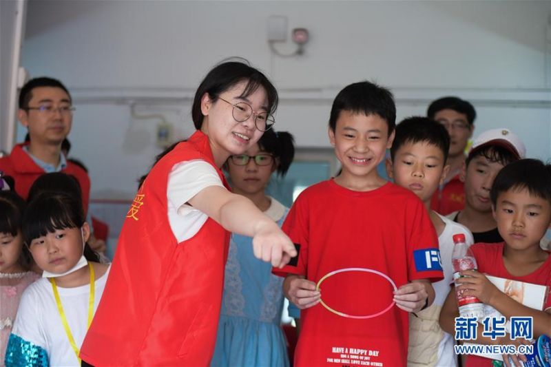 7月21日，在余姚市小曹娥镇的辛慧学校暑期乐园里，孩子们在志愿者的带领下玩趣味游戏。 正值暑假，浙江省余姚市外来务工人员的子女们纷纷从家乡来到余姚与父母们团聚。为了解除家长们的后顾之忧并让来自异地的“小候鸟”们能拥有充实快乐的暑假生活，余姚市大城小爱公益服务中心的青年志愿者组织开展多期以“多彩暑期 快乐成长”为主题的暑期乐园活动，内容包括安排文化课程、书画兴趣课、趣味手工课等，同时还给“小候鸟”们准备了暑期清凉大礼包，让他们在异乡度过一个快乐的暑期。 新华社记者 徐昱 摄