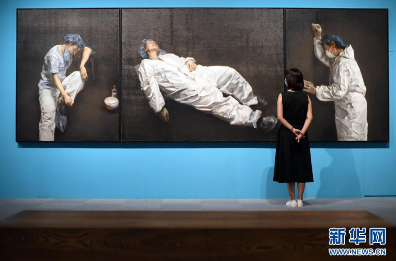 　8月1日，观众在参观抗疫主题美术作品展。 当日，“众志成城——抗疫主题美术作品展”在北京中国国家博物馆开幕。本次展览共展出在抗击新冠肺炎疫情背景下创作的美术作品近200件（套），艺术形式涵盖国画、油画、版画、水彩画、宣传画、连环画、雕塑、书法、篆刻及工艺美术作品，全面生动地刻画了中国人民抗击疫情的艰辛历程以及在这个过程中展现出的伟大抗疫精神。 新华社记者 金良快 摄