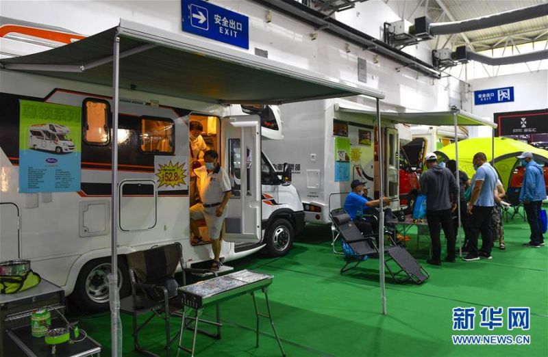 7月10日，观众在长春汽博会房车展区参观咨询。