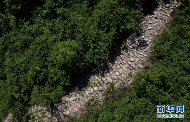 俯瞰大相岭茶马古道中修复完成的一段（无人机照片，5月25日摄）。新华社记者 江宏景 摄