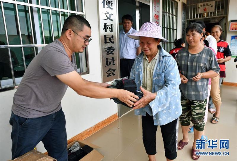 7月15日，琼中县什运乡便文村贫困户免费领取电动割胶刀。 当日，海南琼中黎族苗族自治县什运乡为542名贫困户免费发放电动割胶刀，割胶刀研发单位为贫困户提供使用技能培训。 海南有着丰富的天然橡胶资源，但传统胶刀的割胶技术要求高，农民难以掌握，许多胶林闲置。电动割胶刀使割胶简单易学，帮助村民提高割胶效率，助力脱贫增收。 新华社记者 郭程 摄