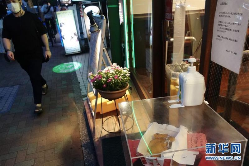 　　7月2日，在日本东京，一家快餐店门口放置着酒精消毒液供顾客使用。 新华社记者 杜潇逸 摄