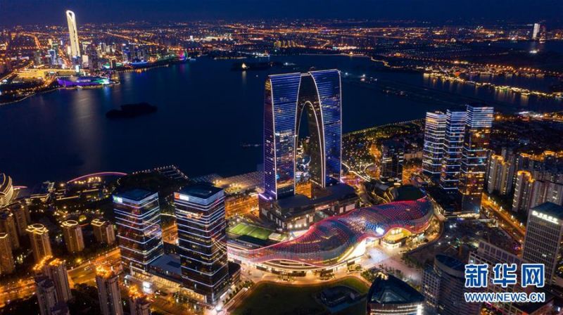这是7月23日拍摄的苏州工业园区金鸡湖畔夜景（无人机照片）。新华社记者 李博 摄
