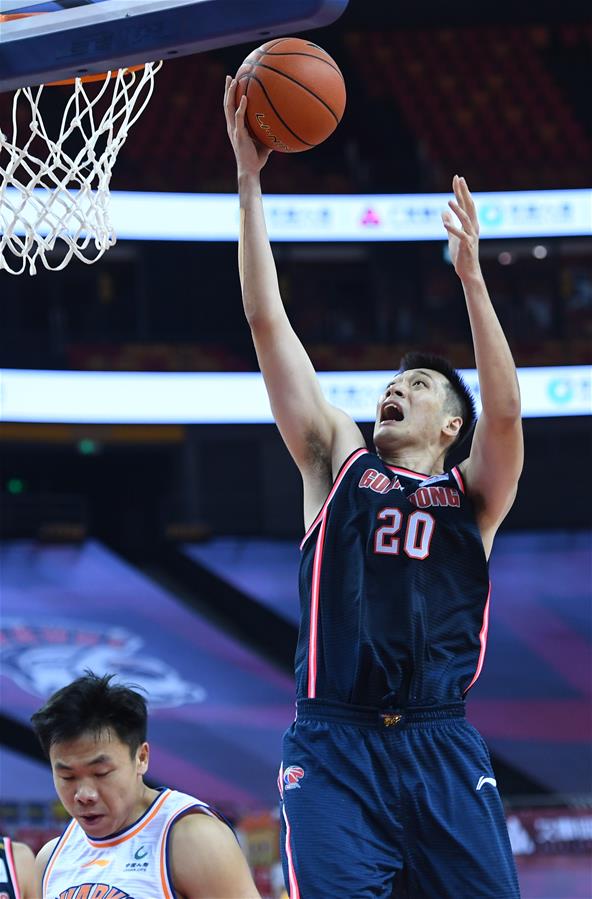 7月10日，广东东莞银行队球员任骏飞（右）在比赛中投篮。 当日，在山东青岛举行的2019-2020赛季中国男子篮球职业联赛（CBA）复赛第二阶段（红岛赛区）比赛中，广东东莞银行队以122比89战胜上海久事队。 新华社记者朱峥摄